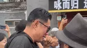 好友黄安称千百惠的一生可用“跌跌撞撞”形容，两人原计划今年去一次山西，遗憾无法成行