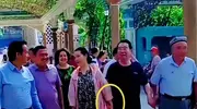 86岁李双江和梦鸽游新疆，两人十指紧扣好恩爱，儿子李天一变低调
