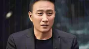胡军妻子身份曝光！57岁仍活跃内娱，原来“贤妻旺三代”是真的