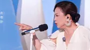 浪姐6邓萃雯59岁后台狂练9小时，举“坚持”给自己加油