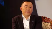 “草根”出身，靠着犀利的言辞被捧上神坛，但 也因这张嘴毁了自己