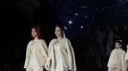 李小璐携甜心走秀，甜心极致造型穿搭，网友：这谁和谁穿反了？
