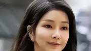尹锡悦夫人金建希罕出镜，坐轮椅佩戴电子脚环，身材消瘦眼神空洞