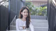 33 岁唐安琪穿镂空白上衣配牛仔裤，这身材气质绝绝子！