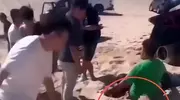 网红沙漠翻车身亡后续：死状凄惨，妻子照片曝光后，竟被网友惦记