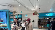 沙溢一家伦敦度假，胡可买3个公仔花费上千元，老公抢付账超级宠