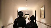孙俪带小花巴黎散心，倒时差晒太阳太惬意，母女俩神似画中人