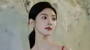 章若楠红裙盘发似玫瑰绽放，美照惊艳来袭！