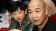 40岁侯祥演了一辈子孩子，娶美妻被嘲像母子，如今活成人生赢家