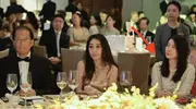 郭晶晶两女儿正面近照罕曝光，普通话粤语英文流利切换