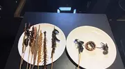 华晨宇尝虫引热议，这波操作是炒作还是个性使然？