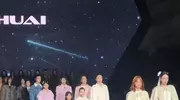 李小璐携甜馨走秀，李小璐一身公主穿搭，网友：母女俩造型穿反了