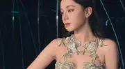 迪丽热巴演绎东方美学，蓝白高定礼服宛如星河，气质惊艳全场！