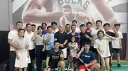 网友偶遇岳云鹏打羽毛球，光头吸睛，此前张九龄也剃秃瓢儿