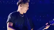 重庆演唱会落幕，谢霆锋重庆吃路边摊，和奶奶合影动作抢镜
