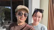 49岁吴樾深圳旅游素颜出镜，打扮老气怪异显苍老