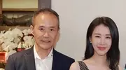 74岁王石戴假发出席活动，被吐槽戴反了！网友：是田朴珺的主意