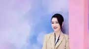 秦海璐白条纹长裙搭土黄西服，这搭配到底土不土？来讨论！