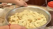 16个外甥一顿吃200个水饺，挑扁担买菜的重庆“宇宙舅舅