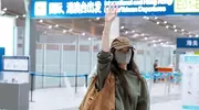 倪妮出发米兰看秀，身穿绿色运动套装搭配绿色长筒靴，时尚感满满