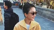 51岁的周迅在巴黎时装周，满头白发，网友：太真实，好随性