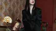 49岁李小冉穿黑丝搭缎面西装裙，秀出修长美腿