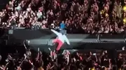 歌手杨宗纬演唱会突发意外，摔下2米高舞台，最新通报来了