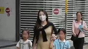 汪小菲夫妻带俩娃回台备开学，马筱梅妈妈全程照料