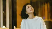 周迅录节目嫩似24岁，衬衫牛仔裤麻花辫搭配秘籍大揭秘！