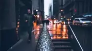 当你雨天没伞，年轻人该躺平等待还是奋力奔跑？来讨论！