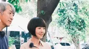 鲁豫窦文涛来成都拍“圆桌派”，在小酒馆门口感受烟火气