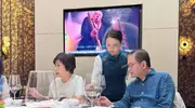 林心如父母露面，75岁林爸180高个好显年轻，与林妈复婚后很甜蜜