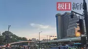 时代少年团上海演唱会连演四场预计吸引近30万人次，记者实探现场：体育场路口设移动人墙