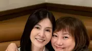51岁杨采妮低调返港与好友聚会，素颜出镜状态似少女