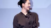 秋日穿搭，还得看白百何！裹胸衬衣搭牛仔直筒裤，配饰是时尚关键
