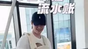 张檬一家三口赴港，机场头顶布喂奶，狼狈却温暖