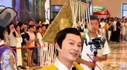 落魄的凤凰不如鸡！人到晚年沦落到在景区卖艺，这2位明星太可惜