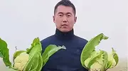 辞去“铁饭碗”当网红，“最帅升旗手”被骂惨!一句话尽显高情商