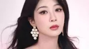 杨紫粉色抹胸裙写真封神！甜妹性感切换太绝了