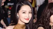 35岁李沁带火了一种秋天新穿法：美拉德衬衫+阔腿裤，高级又时髦