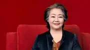 结婚34年只生孩子不做饭，帅气的演员丈夫，为萨日娜的事业助力