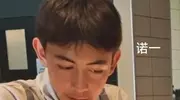 邓超携子会姚明观赛，13岁等等神似孙俪，俊朗气质惹眼