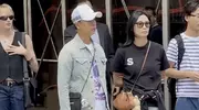 知名港星携妻现身纽约街头！疑送学霸儿子入学，港姐妻子被赞冻龄