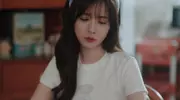 俞灏明和老婆逛商场，王晓晨穿短裤抽烟，二人互动亲密像热恋