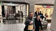 宋丹丹一家五口逛街，和儿媳边走边聊处的像闺蜜，70岁老伴好时尚