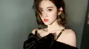 37岁唐艺昕晒美照，穿吊带豹纹短裙显白，张若昀真是太幸运！