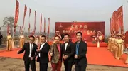 70岁崩牙驹露面，澳门聚餐喝茅台还被美女敬酒，戴大金链气场强大