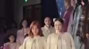 李小璐和女儿甜馨同窗走秀，甜馨气场比妈妈更有魅力，青出于蓝!