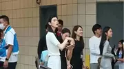 奚梦瑶接娃放学，大儿子正脸曝光，5岁身高快一米二，又高又帅