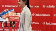 贾玲瘦出了新的高度：马尾短裤出现，转变惊呆了网友吐槽认不出！